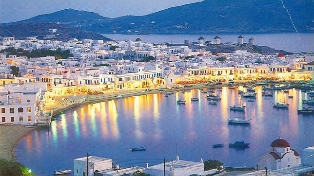 Vista panorámica de la isla de Mikonos, centro de atracción de la clase alta griega en el mar Egeo
