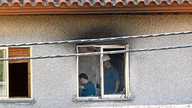 Agentes de la Guardia Civil investigan una de las habitaciones de la residencia Santa Fe de Zaragoza