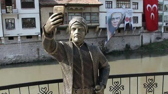 Estatua del «selfie otomano» en la localidad turca de Amasya