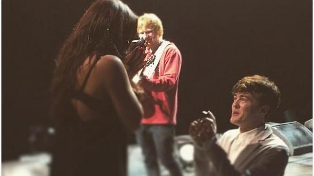 Dos estrellas del pop británico se comprometen con la ayuda de Ed Sheeran