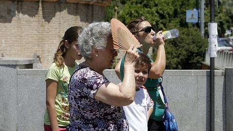 Las altas temperaturas llevan a seis pacientes diarios a los centros sanitarios