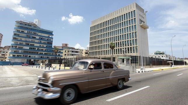 Un vehículo pasa junto a la Sección de Intereses de EE.UU. en La Habana, Embajada estadounidense a partir de este lunes