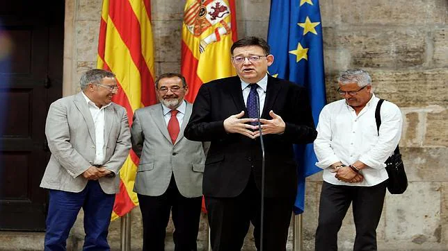 Imagen de este lunes del presidente de la Generalitat, Ximo Puig, junto a los representantes sindicales y patronal