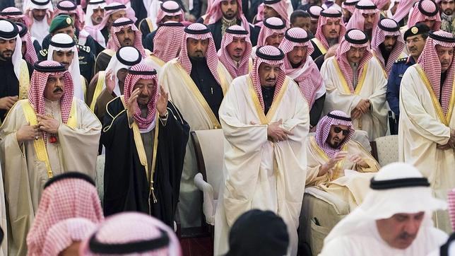 El rey de Arabia Saudí, Salman bin Abdelaziz al Saud, rezando con otros líderes árabes