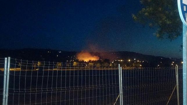 Espectacular incendio de pastos en la Fábrica de Armas de Toledo