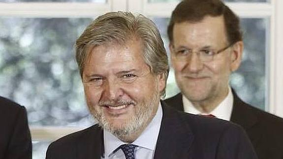 El ministro de Educación se compromete a subir las becas y a recuperar las ayudas a los libros de texto