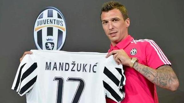 Mandzukic posa con su nueva camiseta