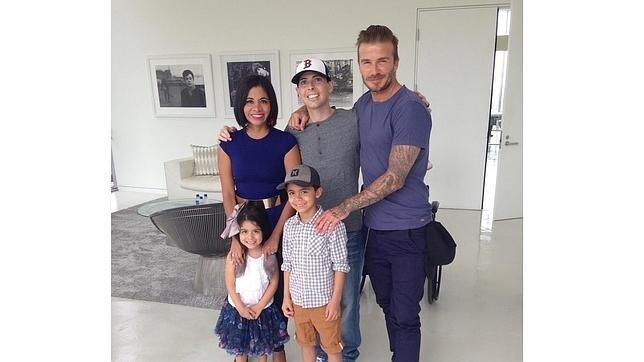 Beckham junto a la familia de su fanático, Andy Moss