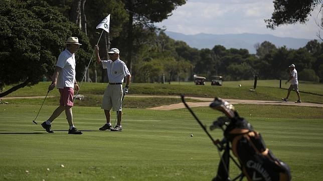 Paneles solares para cubrir campos de golf abandonados en Japón