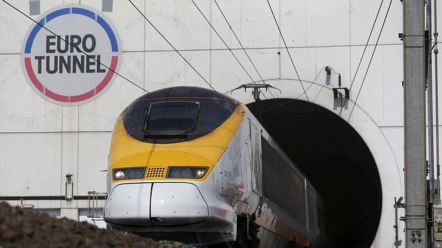 Eurotunnel reclama a Francia y Reino Unido 9,7 millones de euros por el impacto migratorio