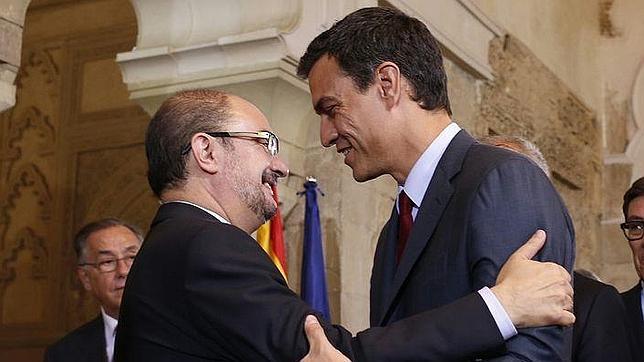 El presidente aragonés, el socialista Javier Lambán, con el líder de su partido, Pedro Sánchez