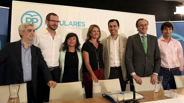 Quiroga y Martínez-Maillo, en el centro, antes del arranque de la junta directiva del PP vasco