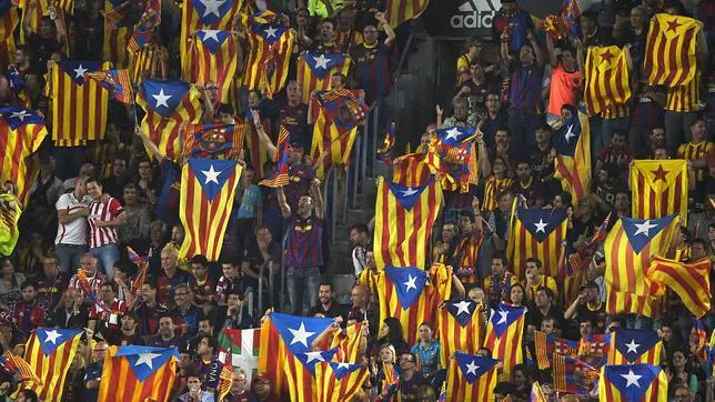 Banderas esteladas y del País Vasco en la grada del Camp Nou