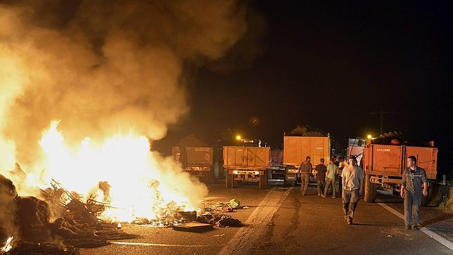 Los ganaderos franceses bloquean con sus tractores carreteras estratégicas