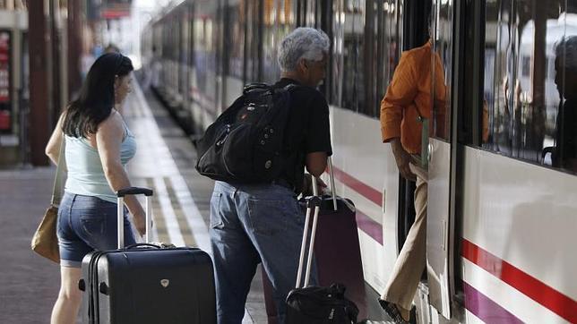 Fomento anuncia que el tren directo entre Atocha y Barajas se pondrá en marcha en octubre