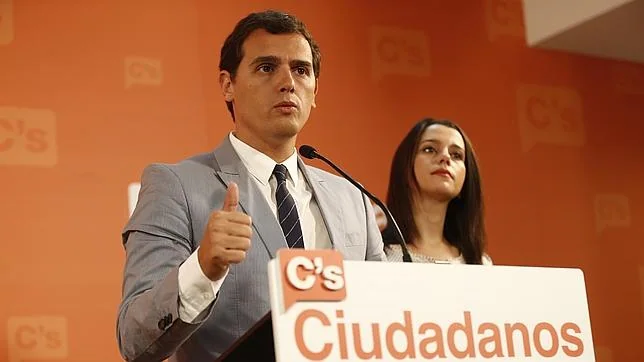 Albert Rivera en rueda de prensa junto a la candidata a la Generalitat, Inés Arrimadas.