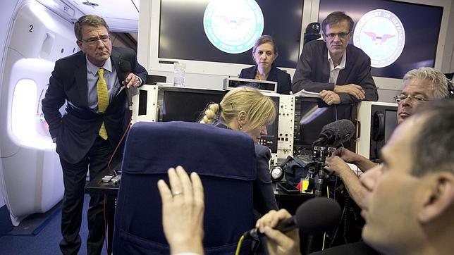 El secretario de Defensa de Estados Unidos, Ashton Carter, habla con los periodistas tras despegar su avión desde Yeda
