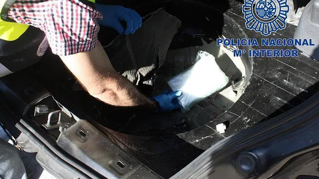 Cocaína intervenida en uno de los vehículos de la organización, dotado de habitáculos camuflados