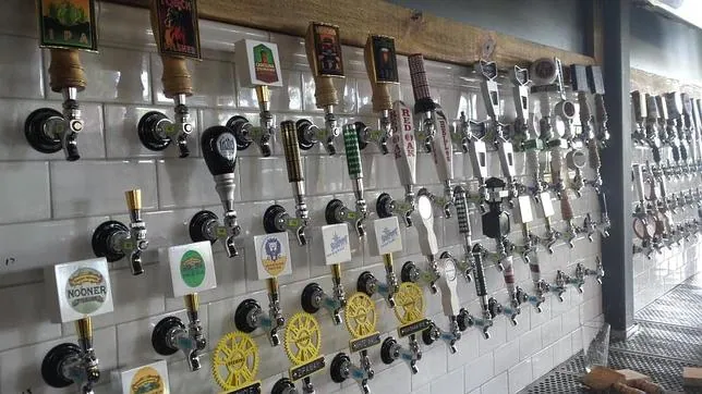 Inauguran un bar con 366 grifos de cerveza diferentes