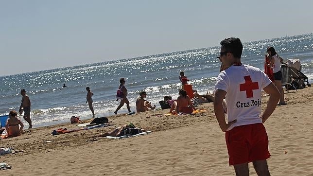 La ONCE dona a Cruz Roja material para facilitar la accesibilidad en 45 playas