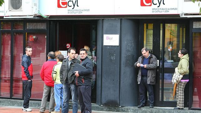 El desempleo cae en Castilla y León en 33.500 personas en el último año