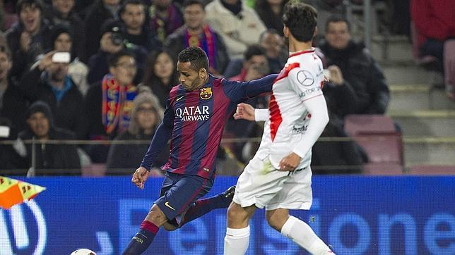 Douglas intenta centrar un balón en un partido frente al Rayo Vallecano de la pasada temporada