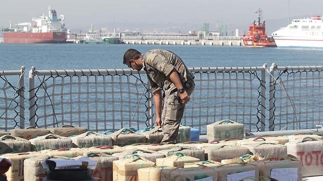 Un patrullero de la Armada interviene 1.500 kilos de hachís en Algeciras