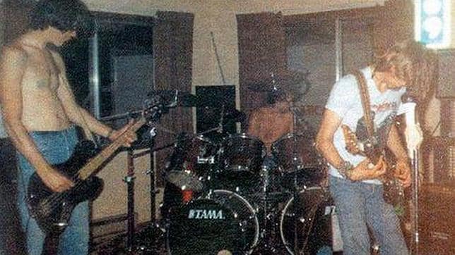 El líder del grupo «Nirvana» junto al padre de la joven, Tony Poukkula