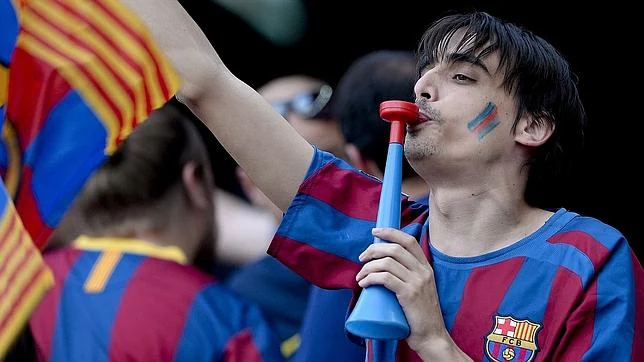 Un aficionado pita el himno durante la final de la Copa del Rey