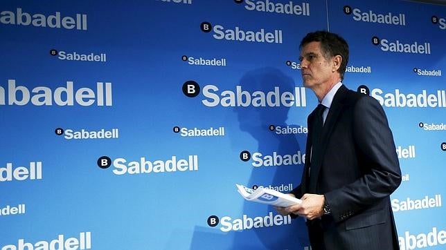 Sabadell estudia cobrar una comisión a los no clientes por usar sus cajeros