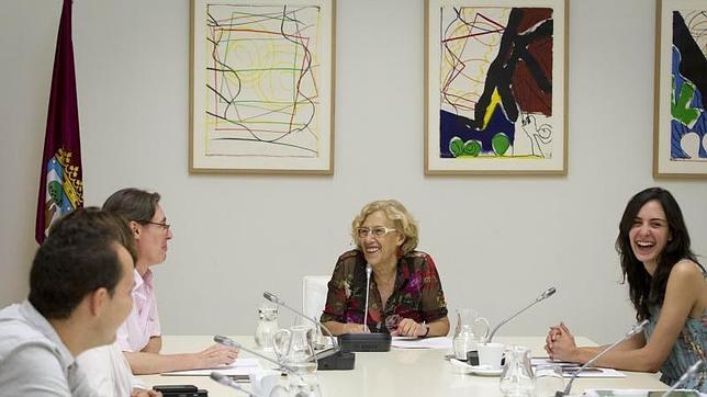 Carmena y su equipo aparcan hasta después del verano su rebaja salarial