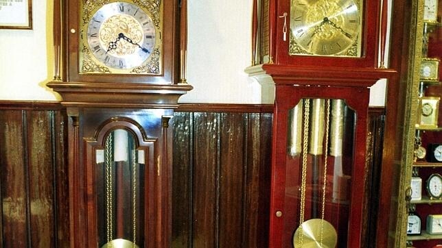 En 1665, el científico holandés Chistiaan Huygens observó que dos relojes colgados de la misma estructura comenzaban a oscilar al unísono