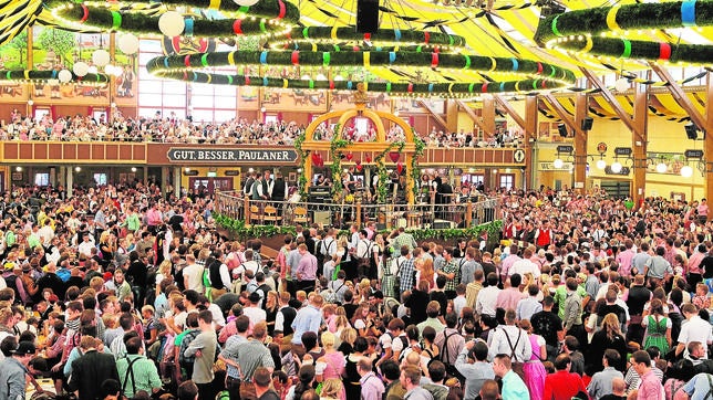 Un «Oktoberfest» inunda el verano en la playa de Cullera