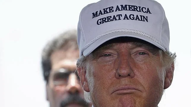 Trump en la rueda de prensa en la que apreció con el «polémico» sombrero