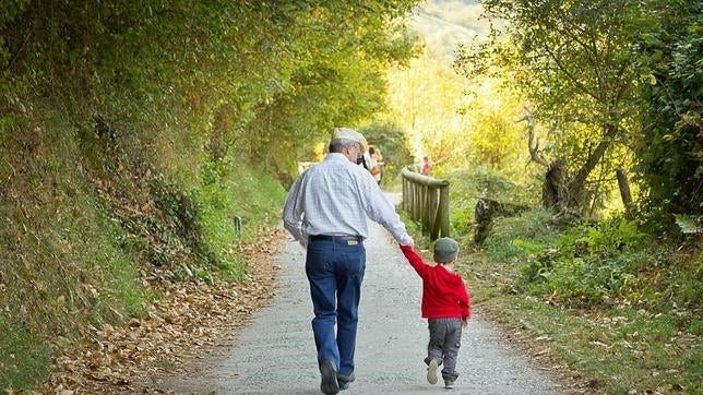 Estos son los efectos secundarios de ser un «abuelo canguro»