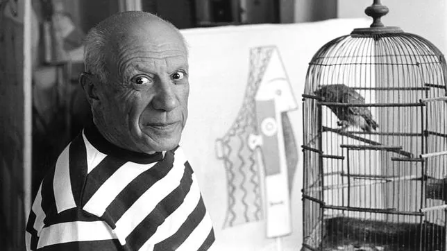 El pintor Pablo Picasso retratado en sus casa de La Californie en 1957