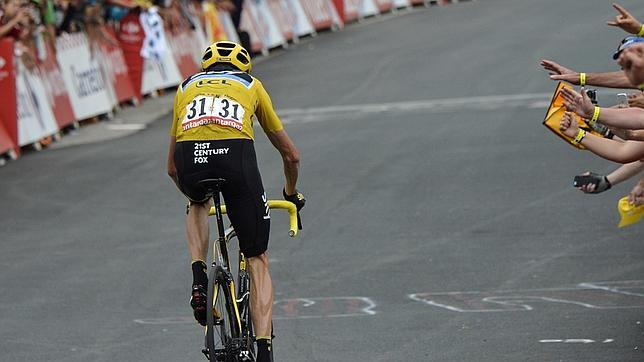 Froome llega a la meta de La Toussuire con medio minuto de desventaja frente a Quintana