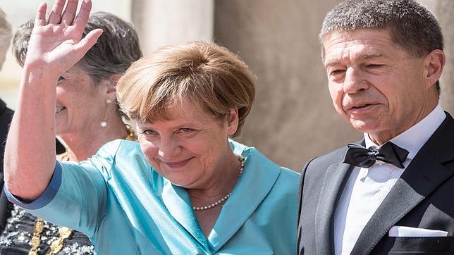 Angela Merkel junto a su marido, Joachim Sauer, a la entrada de la ópera