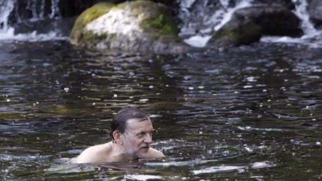 Mariano Rajoy se da un chapuzón en Pontevedra ante el asombro de los bañistas