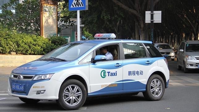 Uno de los taxis eléctricos de Shenzhen, que tendrá 35.000 vehículos ecológicos en 2015