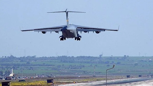 Un avión militar de EE.UU. aterrizando en la base aérea Incirlik, al sur de Turquía