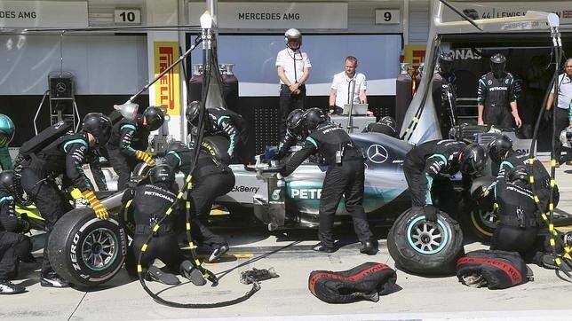 Mercedes se baja del podio