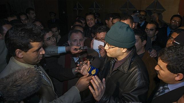 Lmrabet atiende a los medios al salir de la cárcel en 2004