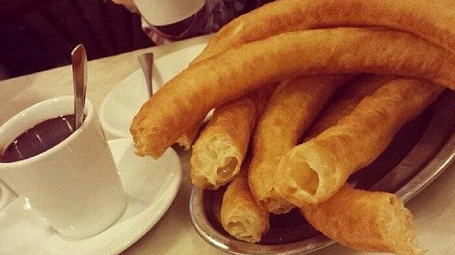 Míticos churros con chocolate del Bar El Comercio, en Sevilla