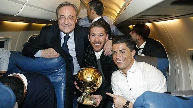 Florentino Pérez y Ramos, junto a Cristiano, tras ganar su tercer Balón de Oro