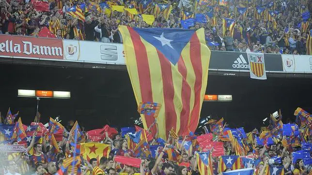 Seguidores del Barça, con esteladas en la final de la Copa del Rey
