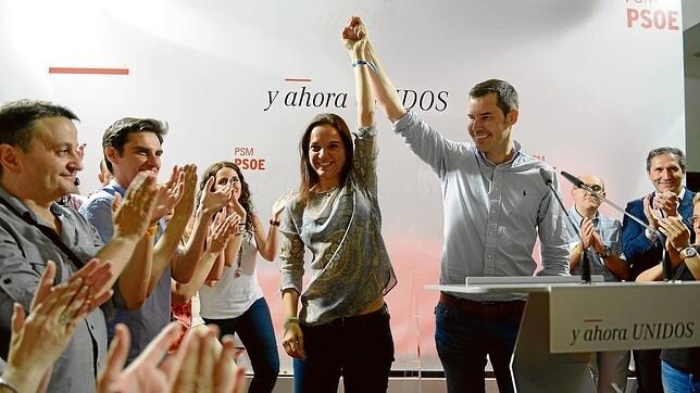 Sara Hernández celebra su victoria en las primarias del PSM junto a su rival Juan Segovia