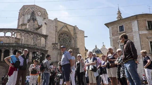 Un grupo de turista visitan la Plaza de la Virgen de Valencia