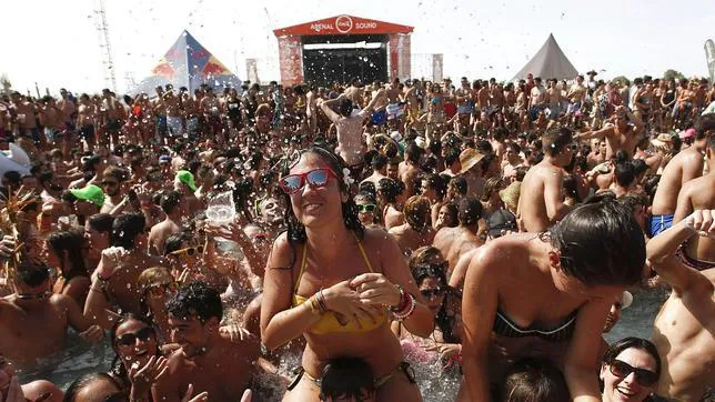 Miles de «sounders» se refrescan en la piscina del Beach Sound del festival