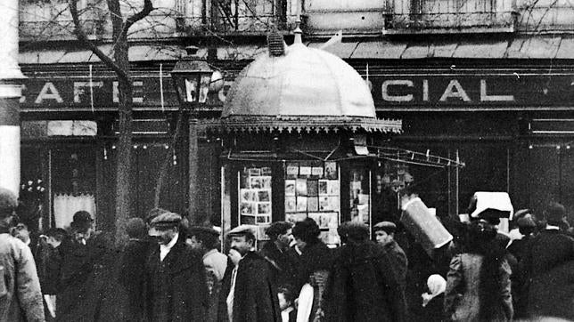 Varias personas congregadas en el quiosco aledaño del Café Comercial